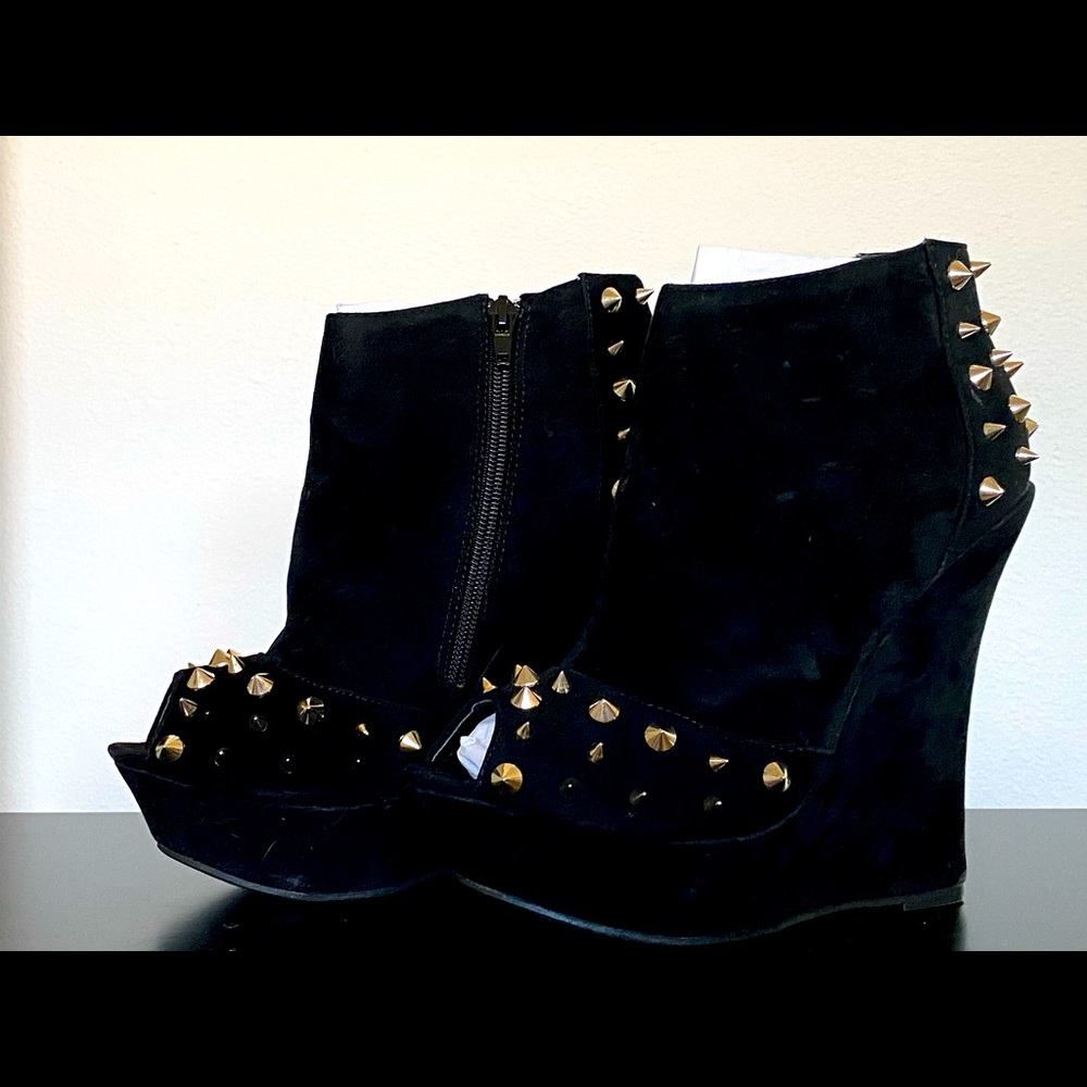 Deb Black Spiked Open Tow Platform Wedges/Size 7.5